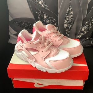 Little Girls Nike Huarache Run Gym Shoes. Pink-White. Size 10c. NIB.